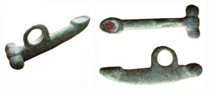 AMP-4001 - Amulette phalliquebronzeAmulette représentant un sexe masculin en érection, suspendu à un anneau ; le gland est figuré par une loge d'émail rouge.