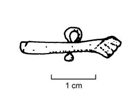 AMP-4006 - Amulette phalliqueorTPQ : 1 - TAQ : 100Amulette phallique en or, de petite taille, comportant deux bras symétriques et rectilignes : un phallus d'un côté, un bras avec la main faisant le geste de la figue de l'autre ; anneau de suspension et testicules rapportés et soudés.