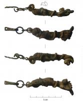 AMP-4048 - Amulette phalliquebronzeTPQ : 1 - TAQ : 300Amulette représentant une main tenant un phallus rectiligne et schématique. Autour de l'avant-bras est enroulé le corps d'un serpent - ou de la végétation. Cette torsade se termine par un visage féminin. Le bras est fini par un coquillage servant d'anneau de suspension. Chaîne de suspension.