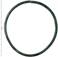 ANC-2002 - Anneau de chevillebronzeAnneau de cheville constitué d'un simple jonc de section carrée à angles très abattus et arrondis (section presque circulaire) ; anneau ouvert à extrémités jointives.