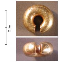 ANO-1042 - Anneau de type penannular-ring, pleinbronze, argent ou orTPQ : -1150 - TAQ : -750Anneau ouvert, plaqué or sur une âme de cuivre ou d'alliage cuivreux, de section ronde; variété ornée de bandes transversales d'or blanc (électrum) sur tout le pourtour.
