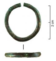 ANO-4014 - Anneau indéterminébronzeAnneau ouvert de section circulaire, cannelé longitudinalement. 