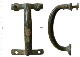 ANS-9001 - Anse rivetéebronzeTPQ : 1300 - TAQ : 1600Anse destinée à un récipient en bois, sur lequel elle est rivetées à l'aide de deux pattes aux extrémités ornées d'encoches; jonc en arc de cerce surbaissé, légèrement renflé, de section ronde.