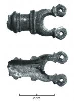 APH-4002 - Applique de harnaisbronzeTPQ : 1 - TAQ : 200Applique de harnais symétrique, comprenant deux appendices en forme de lunules, percés de trous pour la fixation, de part et d'autre d'une plaque généralement rectangulaire.
