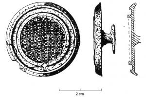 APH-4032 - Applique de harnais émailléebronzeApplique circulaire émaillée de grande taille, légèrement creuse au revers, bord oblique ; un seul rivet de fixation. Emaux disposés sur un grand disque central et une couronne périphérique.