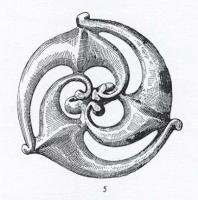APH-4092 - Applique de harnaisbronzeApplique circulaire dont le pourtour ainsi que le motif intérieur sont constitués de trompettes recourbées et agencées trois par trois.