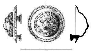 APH-4143 - Applique de harnais : tête de lionbronzeTPQ : 100 - TAQ : 300Applique coulée, à revers creux, équipé de deux ou trois boutons périphériques pour fixation sur cuir; elle figure une tête de lion posée sur une collerette guillochée.