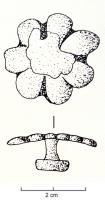 APH-4196 - Applique de harnaisbronzeTPQ : 1 - TAQ : 300Applique de harnais en forme de fleuron à sept pétales ; rivet de fixation à tête circulaire plate au revers.