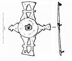 APH-4210 - Applique de harnaisbronzeTPQ : 1 - TAQ : 200Applique symétrique, en forme de croix, avec deux ornements ajourés de part et d'autre d'un motif central circulaire; transversalement, ergots moulurés.