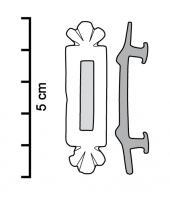 APH-4223 - Applique de harnais émailléebronzeApplique en forme de rectangle allongé, prolongé à chaque extrémité par des boutons moulurés ; le corps central est creusé d'une seule loge d'émail, avec insertion de blocs de verre ; deux rivets de fixation au revers.