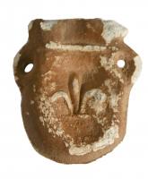 APL-9035 - Ampoule de pèlerinageplombAmpoule en forme de sac, deux anses annulaires sur le col légèrement reserré; sur une face, fleur de lis.