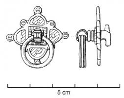 APT-4019 - Applique à tenons en T, type A6bronzeTPQ : 100 - TAQ : 250Applique pourvue au revers de deux tenons en T, et percée transversalement ; au centre, un anneau retenu par un crampon joue librement; type en forme d'étoile à quatre branches composée de quatre demi-cercles, avec des pastilles émaillées autour et entre les motifs.