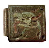BAC-6038 - Boucle à chape émaillée: motif animalierbronzeBouche à chape carrée, tôle repliée vers l'arrière, fixation à deux rivets. Motif animalier (tête de taureau à gauche) en champlevé sur fond guilloché a tremolo.