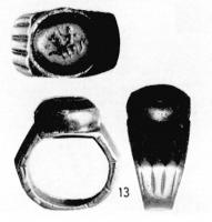 BAG-4325 - Bague à intaille, aux épaules marquéesargentBagues à épaulements large et moulurés dont le chaton, enfermé dans une capsule soudée à l'anneau, est gravé en intaille. L'anneau est polygonal, avec des épaulements.