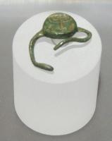 BAG-4375 - Bague à chaton circulaire : menorah bronzeBague à chaton circulaire, gravé en intaille, figurant un chandelier à 7 branches, la menorah de la tradition judaïque. 
