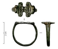 BAG-5081 - Bague à chaton échancrébronzeBague dont le chaton plat forme deux champs transversaux (inscriptions arabes ?) séparés par un étranglement. 