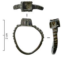 BAG-8018 - Bague à cabochon et émauxbronzeBague à jonc fin, orné de fortes encoches de part et d'autre d'un cabochon quadrangulaire élevé, pour un insert. Les côtés du serti forment de hautes arcades, émaillées en bleu et rouge.