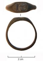 BAG-9004 - BaguebronzeBague à chaton rectangulaire aux angles abattus, portant une lettre en creux, avec empattements.