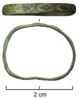 BAG-9005 - AnneaubronzeSimple anneau de section plate, orné d'une succession de motifs estampés (petits losanges, délimités par une ligne de perles ; étoiles...).