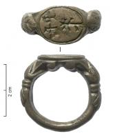BAG-9070 - Bague-sceaubronzeTPQ : 1500 - TAQ : 1800Bague à chaton plat, ovale, creusé en intaille : dans un filet, initiales surmontant un monogramme (lettres pattées). Toute la partie supérieure de l'anneau est ornée de reliefs profondément ciselés.