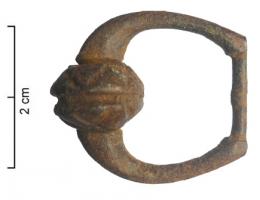 BCC-9010 - Boucle à molettebronzeBoucle en forme de D, à barre rectiligne ; le repos de l'ardillon est équipé d'une molette en forme de perle, creusée d'une cannelure.
