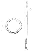 BCO-1010 - Boucle d'oreille ou pendant en anneau.bronzeTPQ : -1500 - TAQ : -900Boucle d'oreille en forme d'anneau ouvert avec une extrémité  en pointe et l'autre légèrement réduite, jonc de section circulaire, décor par diverses stries transversales alternant avec des croix type de Saint-André.  