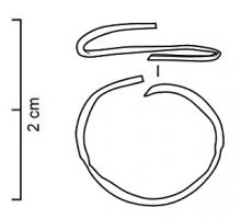 BCO-4002 - Boucle d'oreillebronzeTPQ : 1 - TAQ : 100Boucle d'oreille constituée d'un simple anneau ouvert, de section semi-ovalaire.
