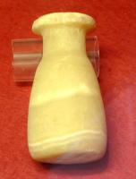 BLS-4066 - AlabastrealbâtreAlabastre tourné, en albâtre généralement rubanné, à corps fusiforme élargi à la base, col tronconique et bord aplati en anneau; l'intérieur est creusé au foret.
