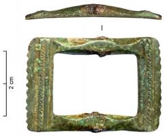 BOC-9007 - Boucle de chaussure à traverse rapportéebronzeTPQ : 1660 - TAQ : 1720Boucle rectangulaire symétrique, à moulures transversales guillochées et extrémités festonnées ; bords biseautés ; axe mobile en fer.