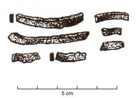 BRC-1029 - Fragment de bracelet fin à section quadrangulairebronzeFragment de bracelet fin, à section plate, rectangulaire ou sub-rectangulaire, parfois carrée, inorné. La largeur de la tige est comprise entre 2 et 5 mm.
