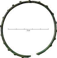 BRC-2019 - Bracelet bronzeBracelet de section circulaire, portant des nodosités cylindriques prohéminentes régulièrement espacées sur la face externe.