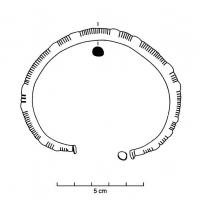 BRC-2044 - Bracelet ouvert à section arrondiebronzeBracelet ouvert, à section circulaire, subcirculaire, ovalaire ou ellipsoïdale, avec ou sans méplats latéraux, pourvu de tampons plus ou moins développés et décoré d'incisions.
