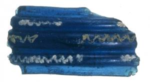 BRC-3016 - Bracelet Geb. 14verreTPQ : -175 - TAQ : -120Bracelet en verre bleu cobalt, à cinq côtes ; les trois côtes centrales portent un décor de zigzags interrompus, en fil de verre jaune et blanc.