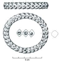 BRC-4008 - Bracelet fermé à pointes de diamantorBracelet fermé, creux, dont la section est aménagée pour former une succession de polyèdres aux angles abattus, les centres étant occupés par des rosettes et de petits coquillages.