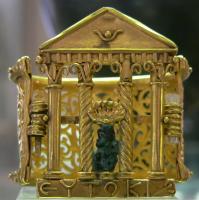 BRC-4243 - Bracelet à façade de templeorBracelet large, en opus interrasile, dont le fermoir affecte la forme d'une façade de temple tétrastyle, accompagnée d'une figurine divine et d'une inscription.