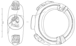 BRC-4250 - Bracelet en jais à segment mobilejaisTPQ : 200 - TAQ : 400Bracelet en jais, de forme elliptique, à jonc composite de section plano-convexe, constitué de deux parties terminées par des manchons en feuille d’or, articulées par une charnière d’un côté et par une goupille de l’autre.
Le segment principal du jonc peut comporter un décor sculpté sous la forme d'un médaillon encadré de motifs sur les épaules et de filets incisés sur les faces latérales. Les terminaisons des deux segments comportent des rainures incisées facilitant l'adhésion des manchons en feuille d'or.
