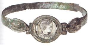 BRC-4257 - Bracelet articulé, à médaillonbronze, argentBracelet à jonc rubanné terminé par deux têtes de serpents encadrant un médaillon circulaire avec un portrait rapporté en argent (buste d'Elagabale).