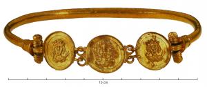 BRC-5001 - BraceletorBracelet comportant trois médaillons circulaires, frappés de bustes, reliés entre eux par des anneaux et articulés sur un jonc étroit, simple et lisse.
