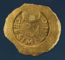 BRQ-4029 - Brique estampillée CRESIMI.L.M.C.terre cuiteEstampille sur brique, en forme de lunule, avec inscription autour d'un buste de Mercure ailé, avec bourse : CRESIMI.L.M.C.