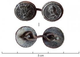 BTN-9023 - Bouton de col à thème royal : Louis XVbronzeBouton légèrement arrondi, plat au revers, et équipé d'une petite bélière centrale; généralement porté en paire reliée par un anneau allongé d'env. 20mm. L'un des boutons reproduit un buste du Roi à gauche, surmontant inscription L.XV; l'autre bouton reproduit une tête de Janus Bifrons.