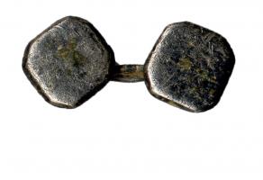 BTN-9043 - Bouton octogonalargentBouton carré à angles abattus, porté en paire reliée par un anneau passé dans les bélières ; décor absent ou invisible.