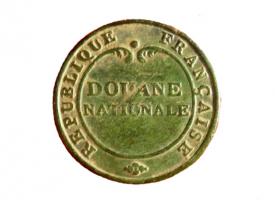 BTN-9046 - Bouton : Douane NationalebronzeTPQ : 1800 - TAQ : 1801Dans un filet terminé par des feuilles en crosses, DOUANE / NATIONALE ; autour, REPUBLIQUE FRANCAISE.