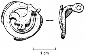 BTS-4022 - Boîte à sceau circulaire : coqbronzeTPQ : 50 - TAQ : 150Boîte à sceau circulaire dont le couvercle, pourvu d'une moulure circulaire (souvent marquée d'incisions perpendiculaires), est orné d'un ornement riveté en forme de coq ou poule à droite ; fréquent décor de nielle sur l'animal et sur la couronne.