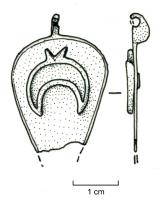 BTS-4030 - Boîte à sceau en forme de gouttebronzeBoîte à sceau en forme de goutte : le couvercle plat et sans rebord, étamé, est orné d'une lunule rivetée, pointes en bas, ornée d'émail en champlevé. Sous le fond, 3 trous cerclés.