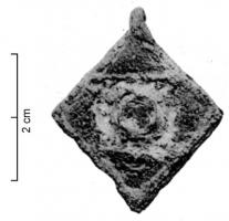 BTS-4137 - Boîte à sceau losangiquebronzeTPQ : 100 - TAQ : 300Boîte à sceau losangique, dont le couvercle est creusé de loges d'émail : carré inscrit avec cercle central; fond percé de trois trous.