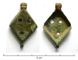 BTS-4148 - Boîte à sceau losangiquebronzeFond de boîte à sceau coulée, de forme losangique, percé de 3 trous souvent cerclés ; couvercle de type inconnu.