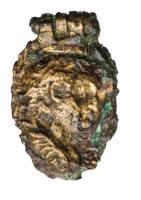 BTS-4167 - Boîte à sceau de forme ovalebronzeTPQ : 80 - TAQ : 150Boîte à sceau de forme ovale ; sur le couvercle, dont le sommet forme une fenêtre repliée vers la face supérieure, buste d'homme à droite (portrait impérial ?), embouti et en léger relief.
