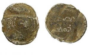 BUL-4009 - BulleplombBulle percée transversalement; A/ motif indéterminé ; R/ motif et inscription en caractères grecs.