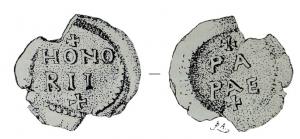 BUL-5019 - Bulle pontificaleplombTPQ : 625 - TAQ : 638Bulle biface. Face et revers aniconiques Tablette en plomb à gouttière pour le passage de l'attache. Face : le nom du pape en capitales romaines, sur deux lignes, au génitif, précédé et suivi d'une croix d'invocation + | HONO | RII | + , le champ cerné d'un cordon circulaire de points. Revers :  le titre du pape en capitales romaines, au génitif, sur deux lignes, précédé et suivi d'une croix d'invocation + | PA | PAE | + ,  le champ cerné d'un cordon circulaire de points (traces) (Honorius Ier, pape de 625 à 638).
