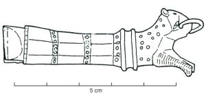 CAC-4019 - Couteau à affûter les calamesbronzeTPQ : 25 - TAQ : 100Petit couteau en fer, à manche de bronze facetté, terminé par un protomé de fauve (panthère), un anneau passé dans la gueule.